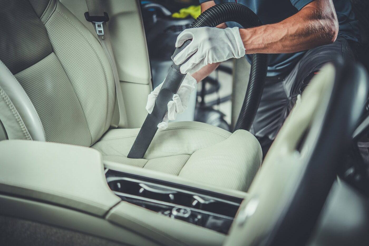 czyszczenie wnętrza auta środkiem APC na plastikach i progach